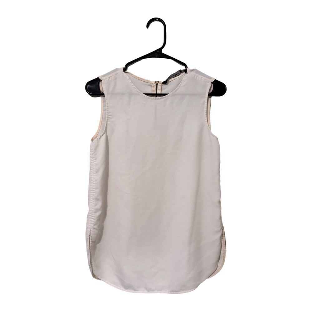 Zara woman white top with gold zipper detail 
Size Xsmall